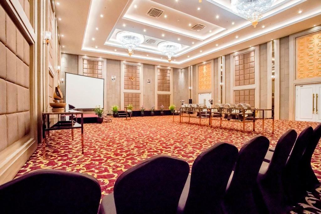 Savero Hotel Depok Buitenkant foto